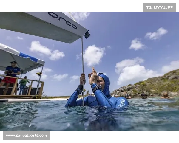 自由潜水运动员挑战南极冰下闭气极限 力争打破世界纪录